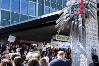 ČT a ČRo se zahalila do černé na protest proti změnám jejich financování - Seznam Zprávy